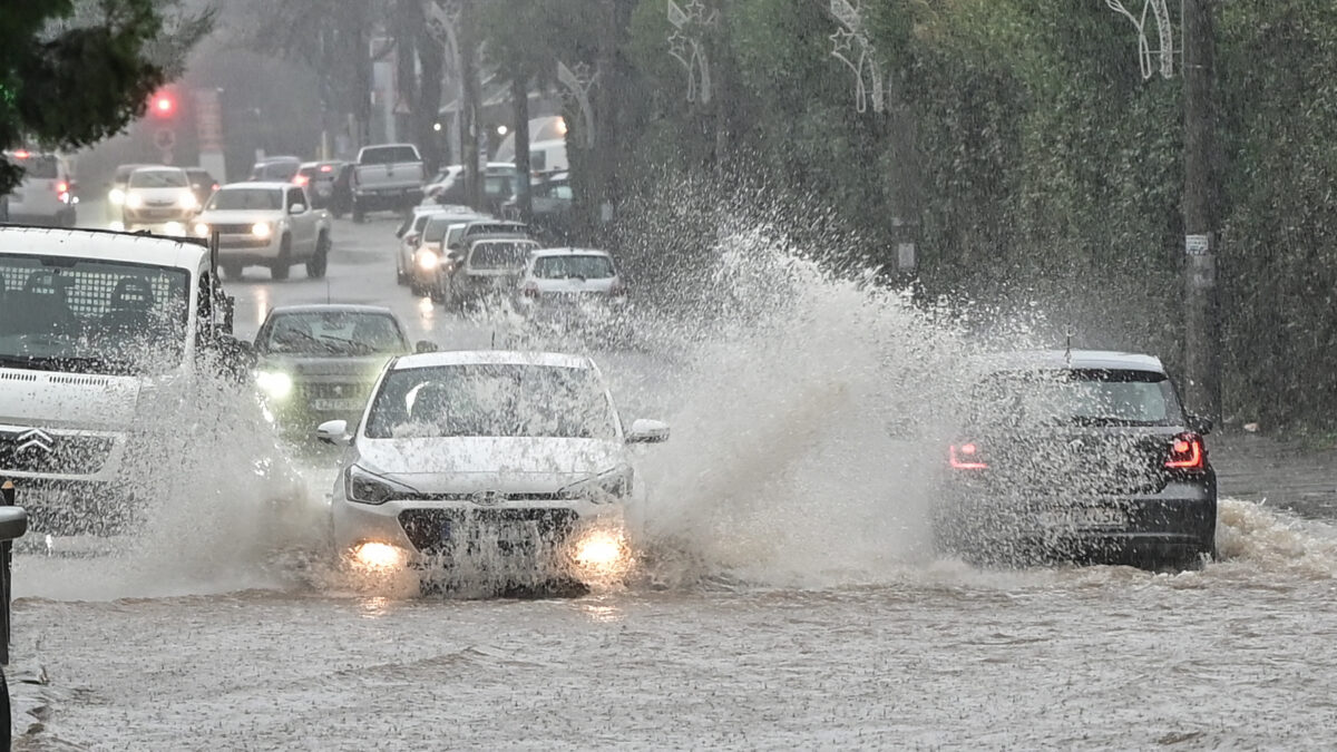 Αυτοκίνητα σε πλημμυρισμένο δρόμο