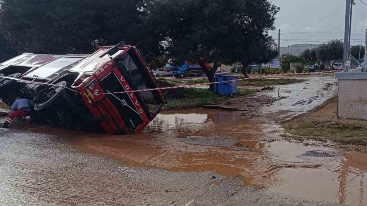 Βάρη: Τεράστιες καταστροφές από την κακοκαιρία – Στη λάσπη σπίτια και αυτοκίνητα, δρόμος «κατάπιε» όχημα της Πολιτικής Προστασίας