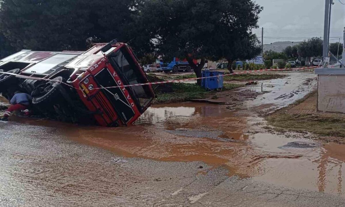 Βάρη: Τεράστιες καταστροφές από την κακοκαιρία – Στη λάσπη σπίτια και αυτοκίνητα, δρόμος «κατάπιε» όχημα της Πολιτικής Προστασίας