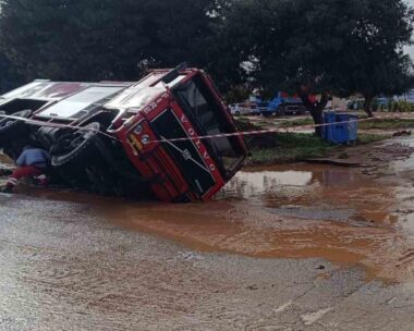 Βάρη: Τεράστιες καταστροφές από την κακοκαιρία – Στη λάσπη σπίτια και αυτοκίνητα, δρόμος «κατάπιε» όχημα της Πολιτικής Προστασίας