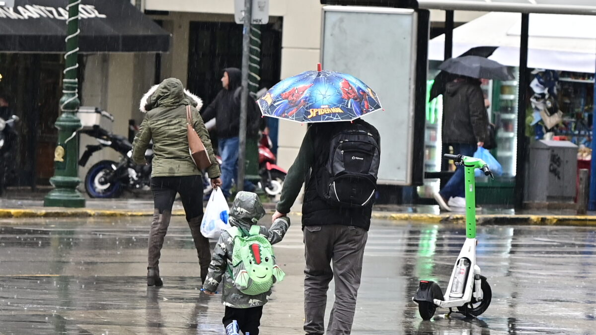 Πατέρας με παιδί κα ομπρέλα