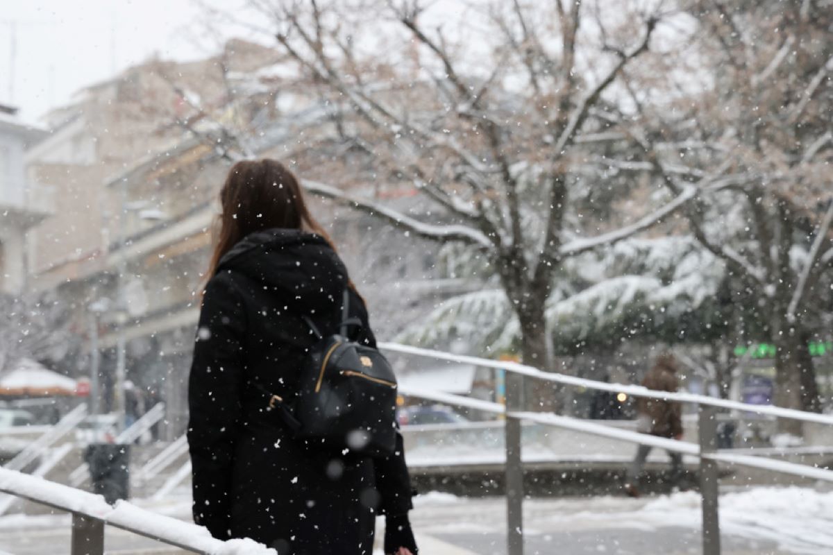 Γυναίκα στη χιονισμένη Κοζάνη