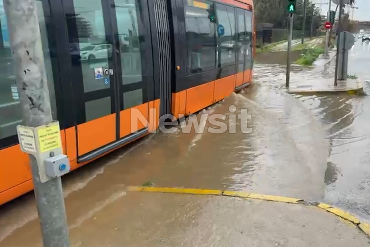 Κακοκαιρία: «Λίμνη» η λεωφόρος Βουλιαγμένης, πλημμύρες στις γραμμές του τραμ και πτώσεις δέντρων στα νότια προάστια