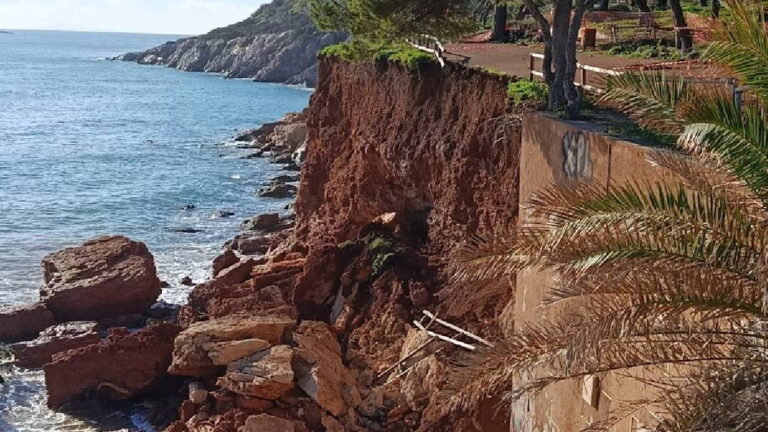 Κατολίσθηση στη Βάρκιζα