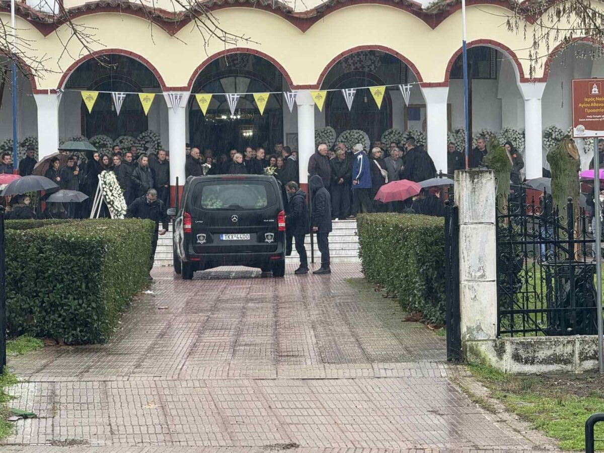 Κηδεία της Σταυρούλας Μπουκουβάλα που έχασε τη ζωή της στην έκρηξη του εργοστασίου Βιολάντα