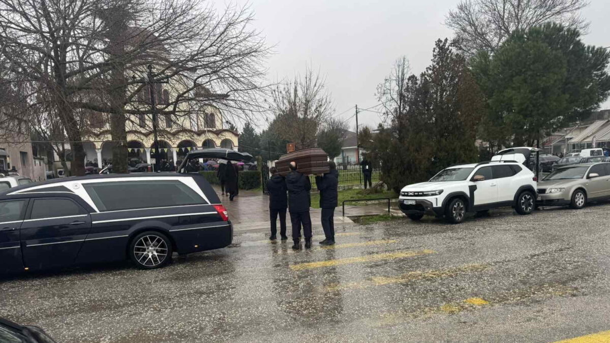 Κηδεία της Σταυρούλας Μπουκουβάλα που έχασε τη ζωή της στην έκρηξη του εργοστασίου Βιολάντα