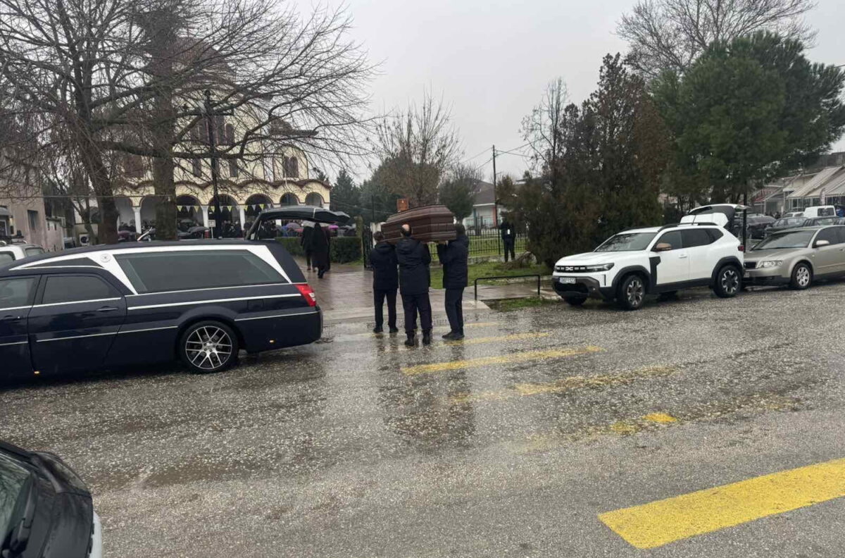 Κηδεία της Σταυρούλας Μπουκουβάλα που έχασε τη ζωή της στην έκρηξη του εργοστασίου Βιολάντα