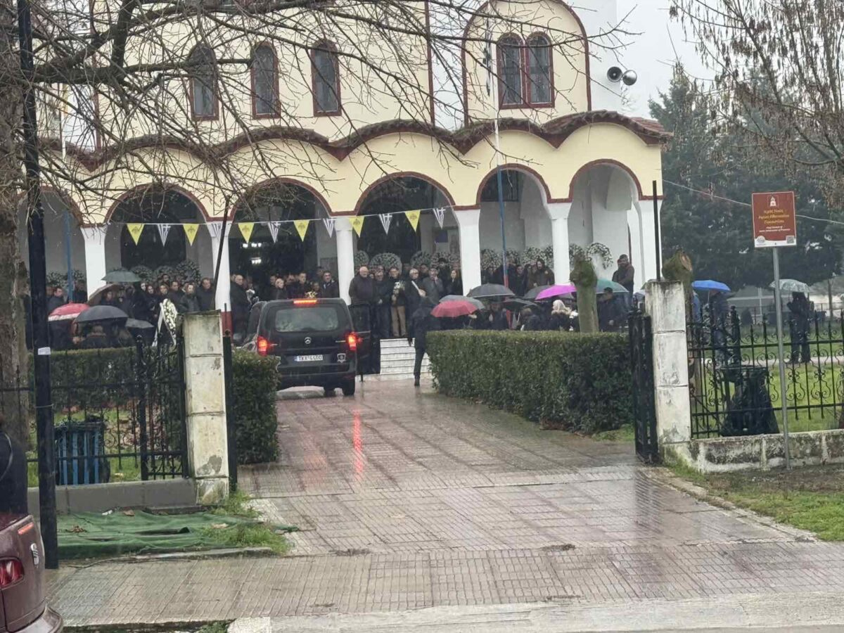 Κηδεία της Σταυρούλας Μπουκουβάλα που έχασε τη ζωή της στην έκρηξη του εργοστασίου Βιολάντα