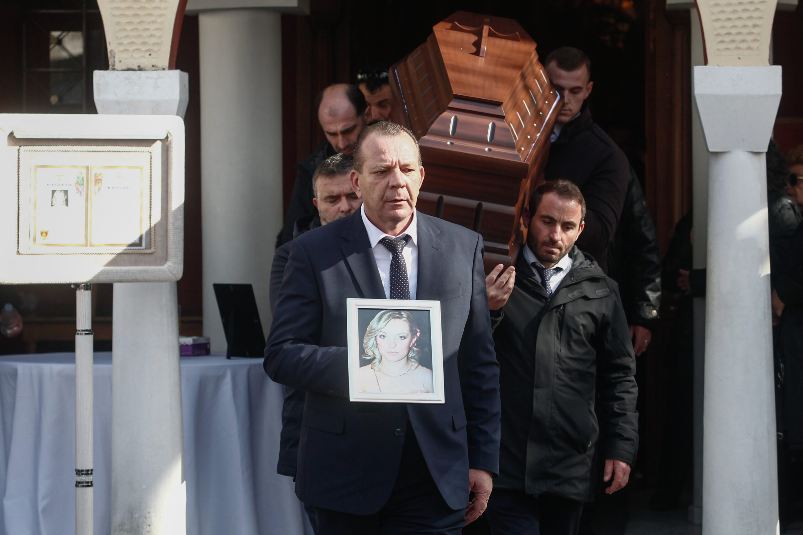 Ύστατο χαίρε στη Έλενα που σκοτώθηκε στην έκρηξη στη Βιολάντα