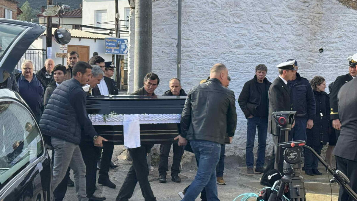 Η σορός του λιμενικού μεταφέρεται στην εκκλησία