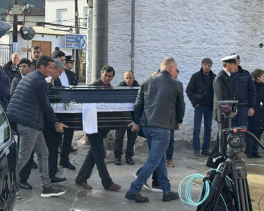 Η σορός του λιμενικού μεταφέρεται στην εκκλησία