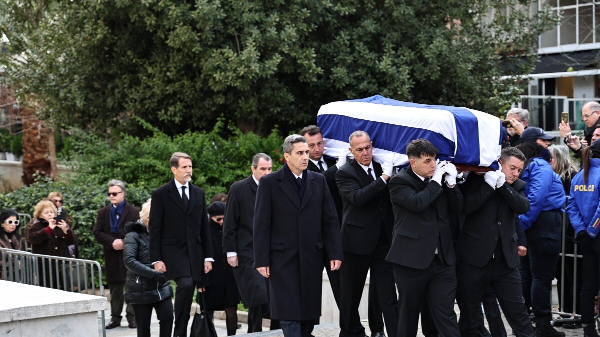 Τα ανίψια της συνοδεύουν τη σορό