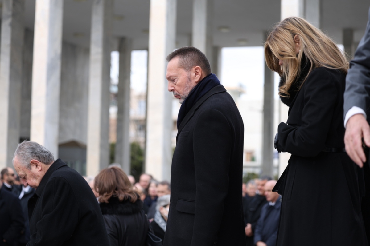 Ο διοικητής της Τράπεζας της Ελλάδος, Γιάννης Στουρνάρας (Κ), παρίσταται στην κηδεία του προέδρου του Δ.Σ. της Βιοχάλκο και του Ιδρύματος Μιχαήλ Ν. Στασινόπουλος – Βιοχάλκο, Νικόλαου Στασινόπουλου, στο Α' Νεκροταφείο Αθηνών, την Τρίτη 20 Ιανουαρίου 2026. Ο Νικόλαος Στασινόπουλος, που έφυγε από τη ζωή στις 17 Ιανουαρίου 2026,γεννήθηκε στην Αθήνα το 1932, μαθήτευσε αριστούχος στη σχολή Μπερζάν και αποφοίτησε από το Οικονομικό Πανεπιστήμιο Αθηνών (πρώην ΑΣΟΕΕ) με ιδιαίτερα υψηλές επιδόσεις. Εργάσθηκε από νωρίς στις οικογενειακές επιχειρήσεις σε διάφορες θέσεις, αντιμετωπίζοντας τις δυσκολίες της μεταπολεμικής περιόδου, αλλά και μετέχοντας ενεργά στην παραγωγική ανάπτυξη και την εξωστρέφεια της τότε Ελληνικής Βιομηχανίας Χαλκού και Αλουμίνιου. Το 1964, μετά  τον θάνατο του Μιχαήλ Στασινόπουλου, ανέλαβε μαζί με τον αδελφό του Ευάγγελο τα ηνία της ΒΙΟΧΑΛΚΟ. Διακρίθηκε επίσης στον πολιτιστικό και κοινωνικό τομέα, καθώς, μαζί με τη μητέρα του Μαριάνθη και τον αδελφό του Ευάγγελο, ίδρυσε στη μνήμη του πατέρα του, το Κοινωφελές Ίδρυμα «Μιχαήλ Ν. Στασινόπουλος - ΒΙΟΧΑΛΚΟ». Με το Ίδρυμα, το οποίο στη συνέχεια ανέλαβε η σύζυγος του Αλεξάνδρα Στασινοπούλου, άφησε σημαντικό κοινωνικό αποτύπωμα στην Τεγέα Αρκαδίας, τόπο καταγωγής της οικογένειας. ΑΠΕ-ΜΠΕ