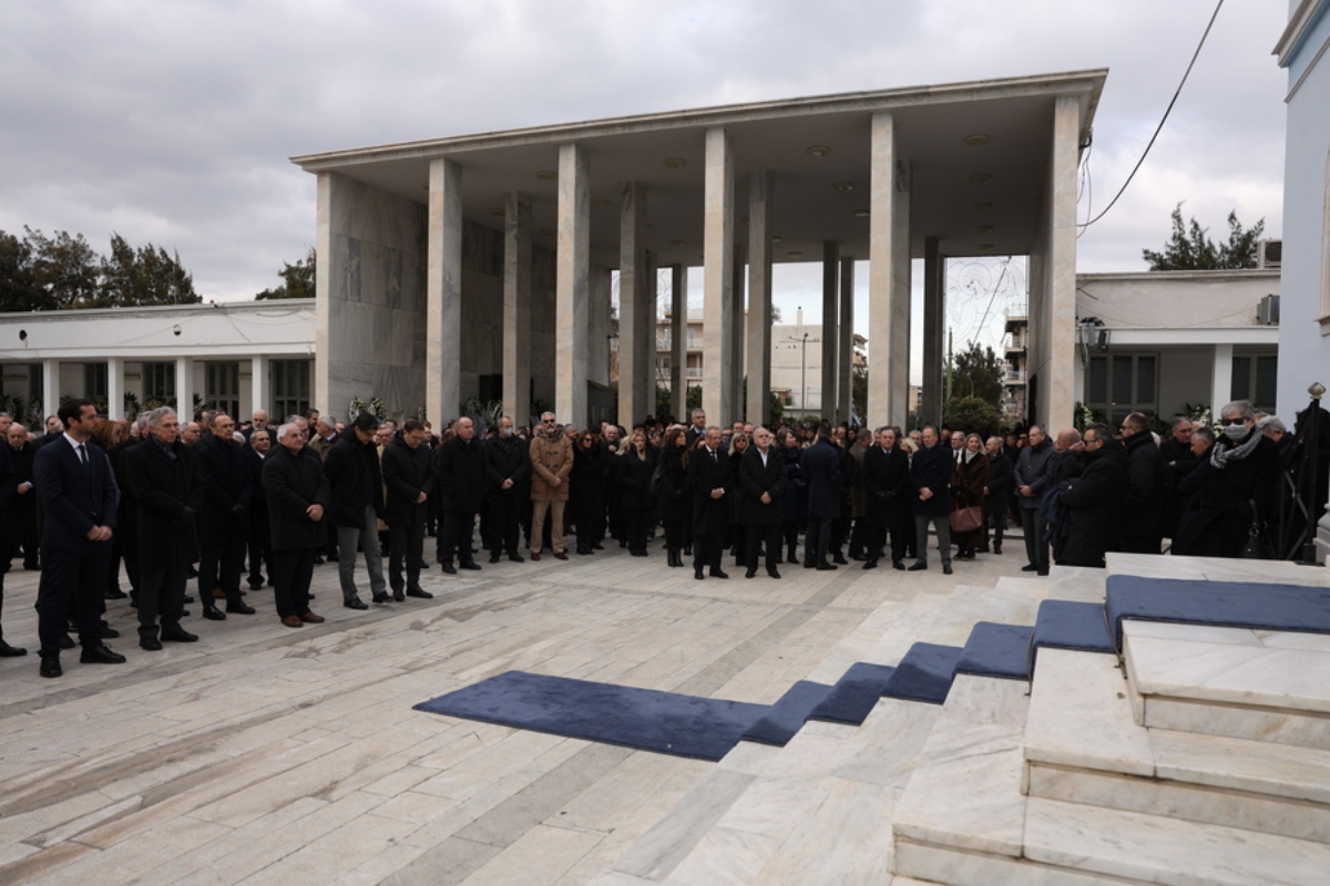 Κόσμος παρίσταται στην κηδεία του προέδρου του Δ.Σ. της Βιοχάλκο και του Ιδρύματος Μιχαήλ Ν. Στασινόπουλος – Βιοχάλκο, Νικόλαου Στασινόπουλου, στο Α' Νεκροταφείο Αθηνών, την Τρίτη 20 Ιανουαρίου 2026. Ο Νικόλαος Στασινόπουλος, που έφυγε από τη ζωή στις 17 Ιανουαρίου 2026,γεννήθηκε στην Αθήνα το 1932, μαθήτευσε αριστούχος στη σχολή Μπερζάν και αποφοίτησε από το Οικονομικό Πανεπιστήμιο Αθηνών (πρώην ΑΣΟΕΕ) με ιδιαίτερα υψηλές επιδόσεις. Εργάσθηκε από νωρίς στις οικογενειακές επιχειρήσεις σε διάφορες θέσεις, αντιμετωπίζοντας τις δυσκολίες της μεταπολεμικής περιόδου, αλλά και μετέχοντας ενεργά στην παραγωγική ανάπτυξη και την εξωστρέφεια της τότε Ελληνικής Βιομηχανίας Χαλκού και Αλουμίνιου. Το 1964, μετά  τον θάνατο του Μιχαήλ Στασινόπουλου, ανέλαβε μαζί με τον αδελφό του Ευάγγελο τα ηνία της ΒΙΟΧΑΛΚΟ. Διακρίθηκε επίσης στον πολιτιστικό και κοινωνικό τομέα, καθώς, μαζί με τη μητέρα του Μαριάνθη και τον αδελφό του Ευάγγελο, ίδρυσε στη μνήμη του πατέρα του, το Κοινωφελές Ίδρυμα «Μιχαήλ Ν. Στασινόπουλος - ΒΙΟΧΑΛΚΟ». Με το Ίδρυμα, το οποίο στη συνέχεια ανέλαβε η σύζυγος του Αλεξάνδρα Στασινοπούλου, άφησε σημαντικό κοινωνικό αποτύπωμα στην Τεγέα Αρκαδίας, τόπο καταγωγής της οικογένειας. ΑΠΕ-ΜΠΕ