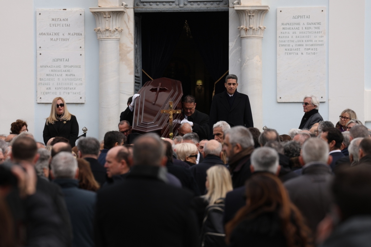 Κόσμος παρίσταται στην κηδεία του προέδρου του Δ.Σ. της Βιοχάλκο και του Ιδρύματος Μιχαήλ Ν. Στασινόπουλος – Βιοχάλκο, Νικόλαου Στασινόπουλου, στο Α' Νεκροταφείο Αθηνών, την Τρίτη 20 Ιανουαρίου 2026. Ο Νικόλαος Στασινόπουλος, που έφυγε από τη ζωή στις 17 Ιανουαρίου 2026,γεννήθηκε στην Αθήνα το 1932, μαθήτευσε αριστούχος στη σχολή Μπερζάν και αποφοίτησε από το Οικονομικό Πανεπιστήμιο Αθηνών (πρώην ΑΣΟΕΕ) με ιδιαίτερα υψηλές επιδόσεις. Εργάσθηκε από νωρίς στις οικογενειακές επιχειρήσεις σε διάφορες θέσεις, αντιμετωπίζοντας τις δυσκολίες της μεταπολεμικής περιόδου, αλλά και μετέχοντας ενεργά στην παραγωγική ανάπτυξη και την εξωστρέφεια της τότε Ελληνικής Βιομηχανίας Χαλκού και Αλουμίνιου. Το 1964, μετά  τον θάνατο του Μιχαήλ Στασινόπουλου, ανέλαβε μαζί με τον αδελφό του Ευάγγελο τα ηνία της ΒΙΟΧΑΛΚΟ. Διακρίθηκε επίσης στον πολιτιστικό και κοινωνικό τομέα, καθώς, μαζί με τη μητέρα του Μαριάνθη και τον αδελφό του Ευάγγελο, ίδρυσε στη μνήμη του πατέρα του, το Κοινωφελές Ίδρυμα «Μιχαήλ Ν. Στασινόπουλος - ΒΙΟΧΑΛΚΟ». Με το Ίδρυμα, το οποίο στη συνέχεια ανέλαβε η σύζυγος του Αλεξάνδρα Στασινοπούλου, άφησε σημαντικό κοινωνικό αποτύπωμα στην Τεγέα Αρκαδίας, τόπο καταγωγής της οικογένειας. ΑΠΕ-ΜΠΕ