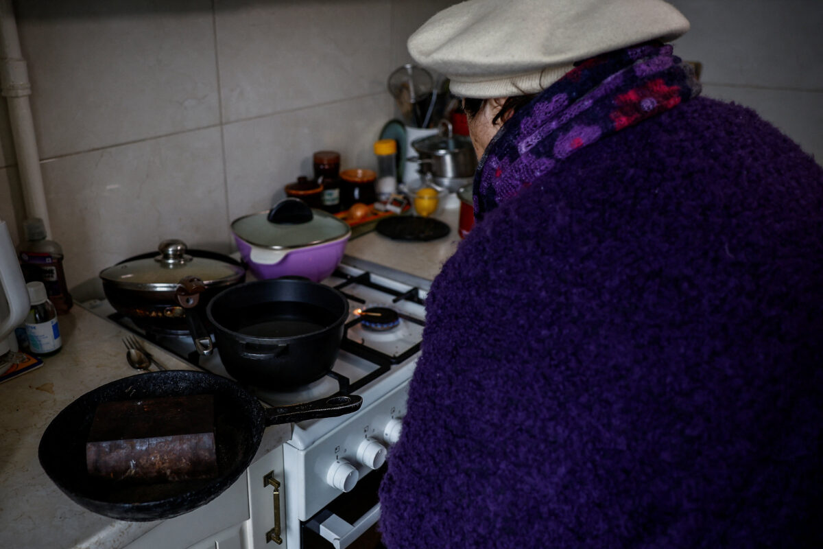 Γυναίκα ζεσταίνει σίδερο στο τηγάνι για να ζεσταθεί