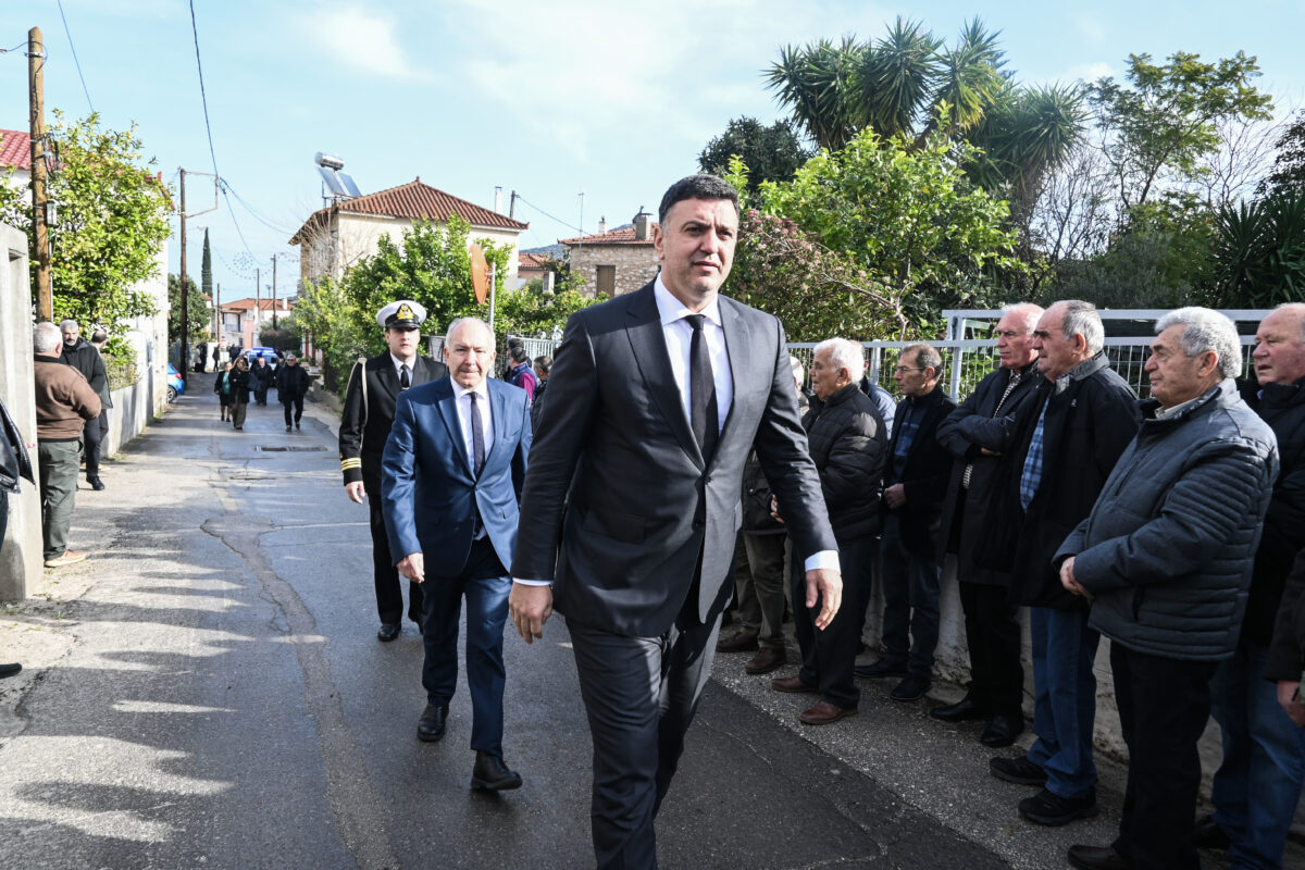 Κηδεία του 53χρονου Σημαιοφόρου του Λιμενικού Σώματος στον Ιερό Ναό Υπαπαντής Πραστού Αγίου Ανδρέα, Παρασκευή 23 Ιανουαρίου 2026. Σύμφωνα με το Λιμενικό Σώμα - Ελληνική Ακτοφυλακή, ο άτυχος άνδρας βρισκόταν σε πεζή περιπολία μαζί με τη διοικήτρια του Τμήματος, όταν, κατά τη διάρκεια προσπάθειας πρόσδεσης σκαφών σε συγκεκριμένο σημείο του λιμένα, ένα ισχυρό κύμα τον παρέσυρε, με αποτέλεσμα να πέσει και να τραυματιστεί σοβαρά στο κεφάλι. Στην εξόδιο ακολουθία παρέστησαν ο υπουργός Ναυτιλίας και Νησιωτικής Πολιτικής, Βασίλης Κικίλιας και ο Αρχηγός του Λιμενικού Σώματος. (ΒΑΣΙΛΗΣ ΠΑΠΑΔΟΠΟΥΛΟΣ