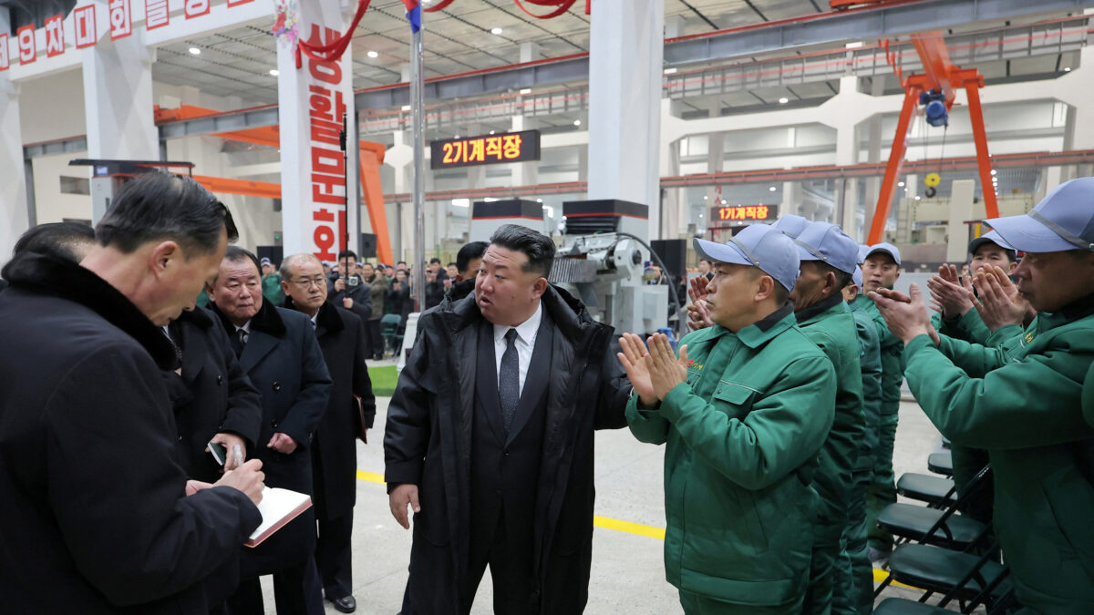 Ο Κιμ Γιονγκ Ουν κατά τη διάρκεια επίσκεψης σε βιομηχανικό συγκρότημα