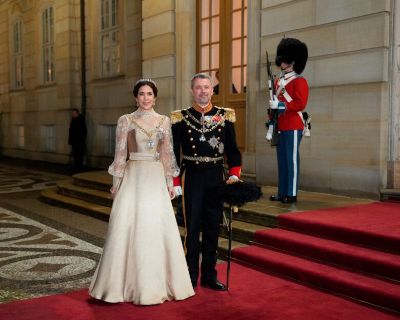 Η βασίλισσα Μαρία και ο βασιλιάς Φρέντερικ παρευρίσκονται στη δεξίωση και το επίσημο δείπνο της Πρωτοχρονιάς στο παλάτι του Χριστιανού VII, το παλάτι Αμαλιενμποργκ στην Κοπεγχάγη