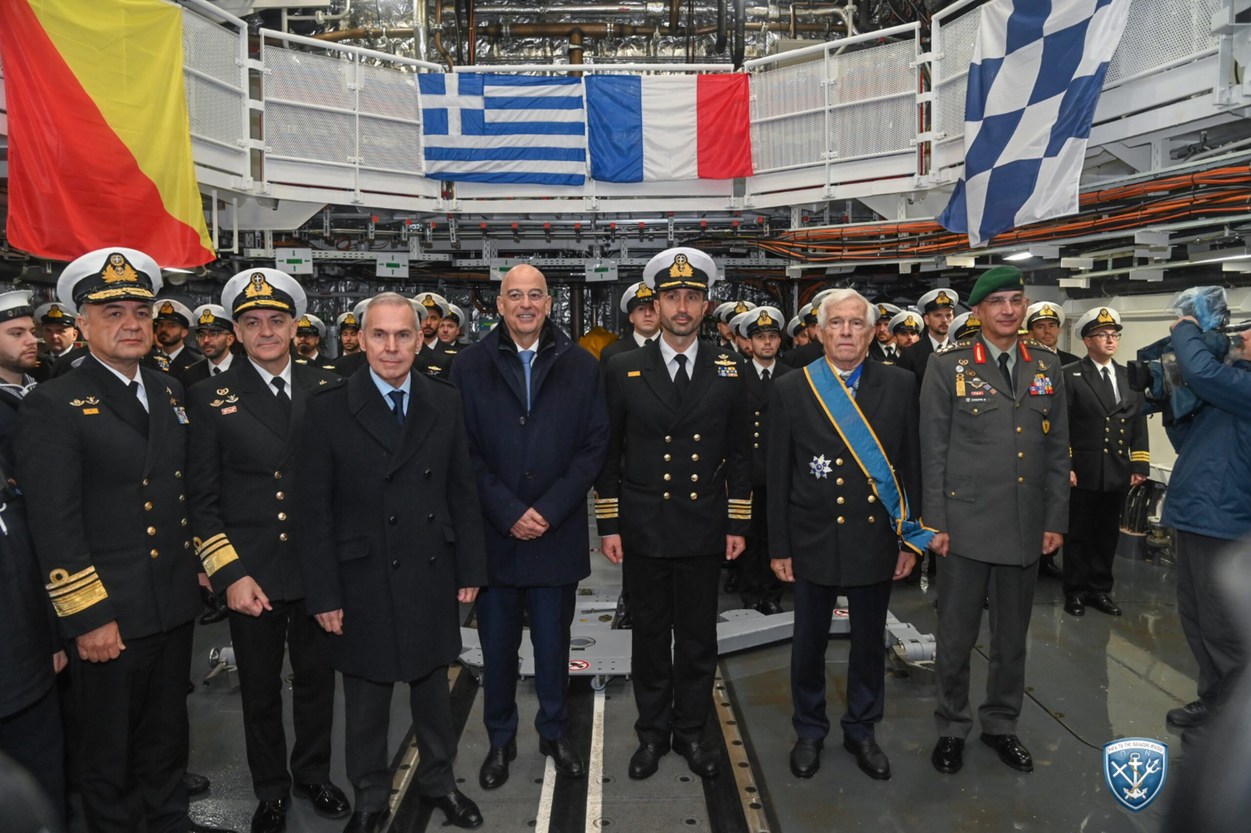 Ο Νίκος Δένδιας με τον αντιπλοίαρχο Κιζάνη στα αριστερά του (ΓΡ. ΤΥΠΟΥ ΓΕΝ