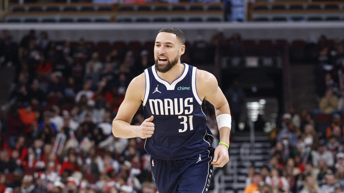 Ο Κλέι Τόμσον με τη φανέλα των Μάβερικς