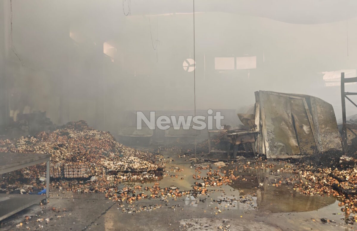 Από το καμένο εργοστάσιο στο Κορωπί