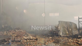 Από το καμένο εργοστάσιο στο Κορωπί