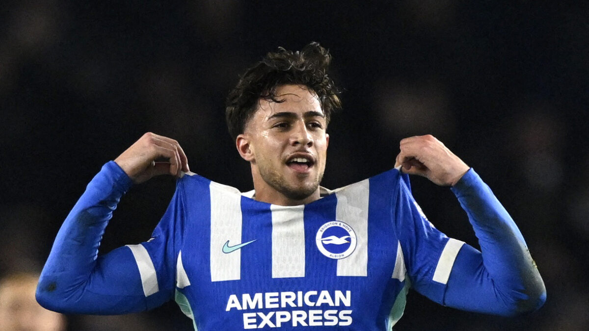 Ο Μπάμπης Κωστούλας με τη φανέλα της Μπράιτον