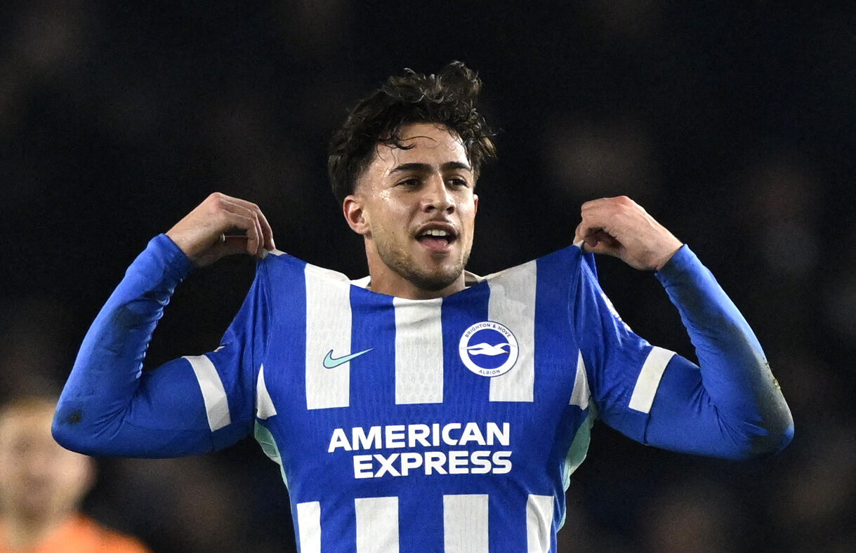 Ο Μπάμπης Κωστούλας με τη φανέλα της Μπράιτον