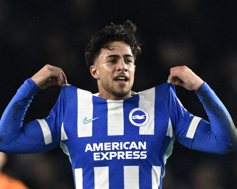 Ο Μπάμπης Κωστούλας με τη φανέλα της Μπράιτον