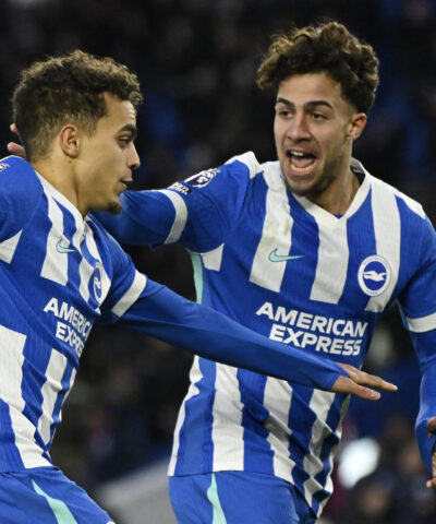 Ο Κωστούλας με τη φανέλα της Μπράιτον