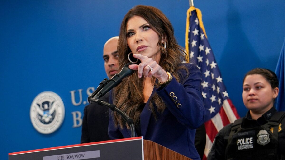 Η ισχυρής υπουργός Εσωτερικής Ασφάλειας του Τραμπ Κρίστι Νόεμ