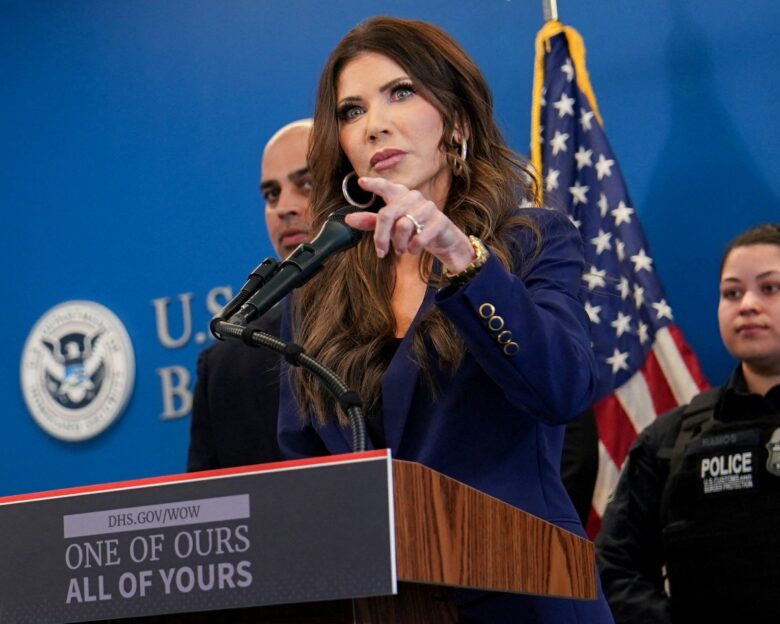 Η ισχυρής υπουργός Εσωτερικής Ασφάλειας του Τραμπ Κρίστι Νόεμ