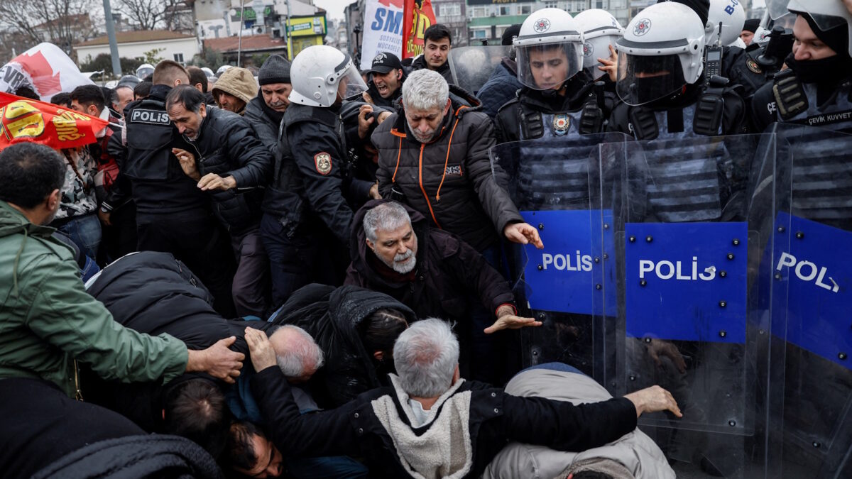 Διαδηλωτές υπέρ των Κούρδων συγκρούονται με τουρκικές αστυνομικές δυνάμεις