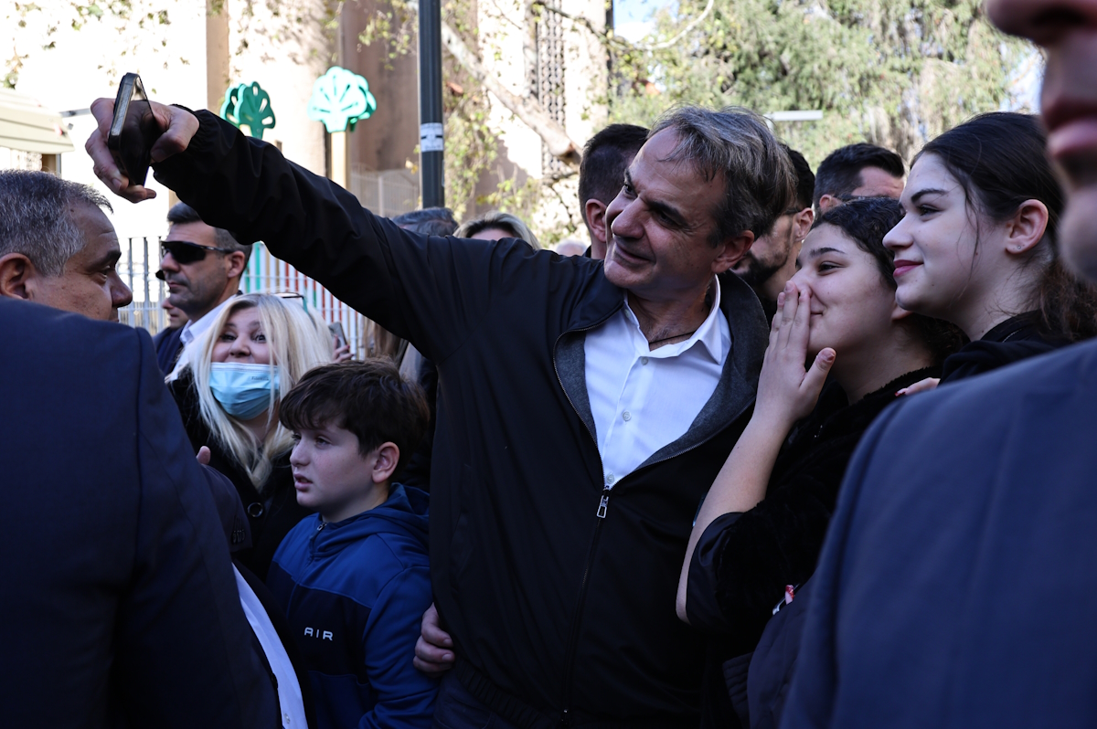 Περιοδεία του πρωθυπουργού, Κυριάκου Μητσοτάκη στο Μοσχάτο και συνομιλία με πολίτες