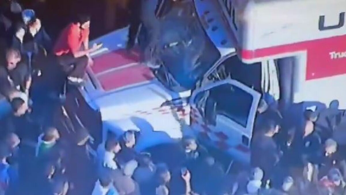 Πλήθος γύρω από φορτηγό