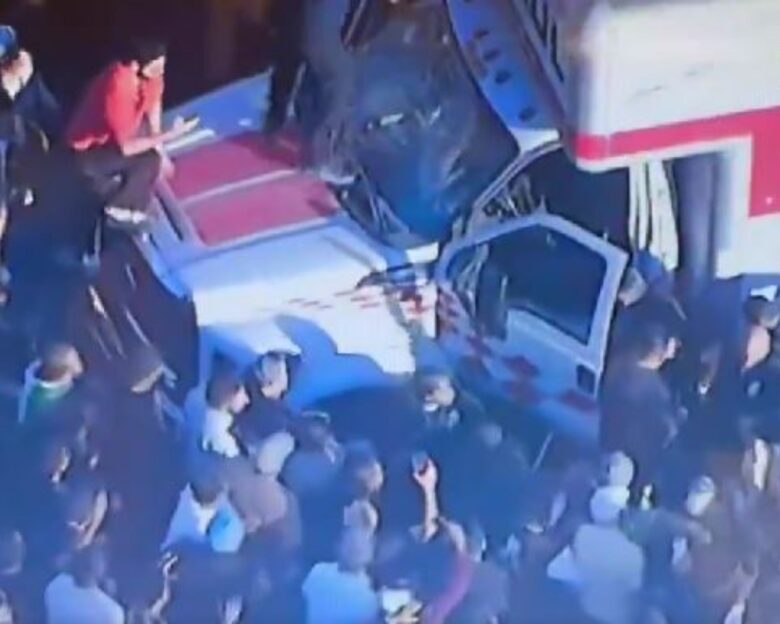 Πλήθος γύρω από φορτηγό