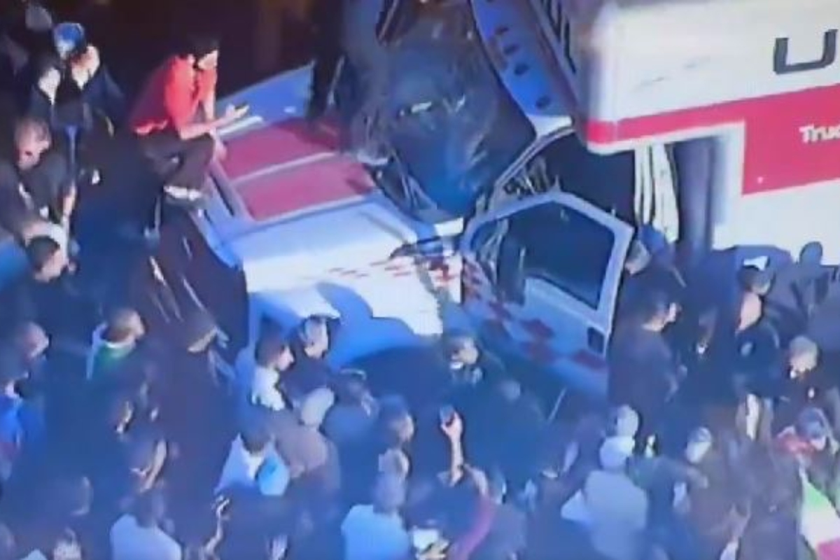 Πλήθος γύρω από φορτηγό