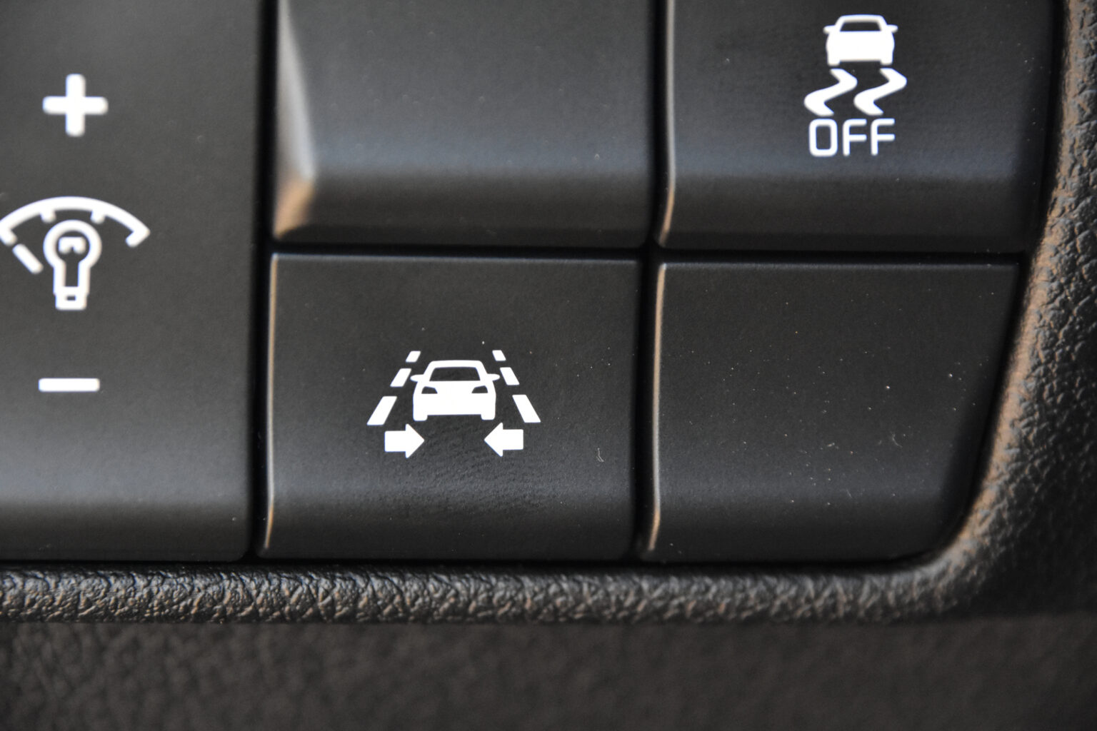 Lane Assist: Πώς λειτουργεί, σε τι χρησιμεύει, τι πρέπει να προσέξουμε