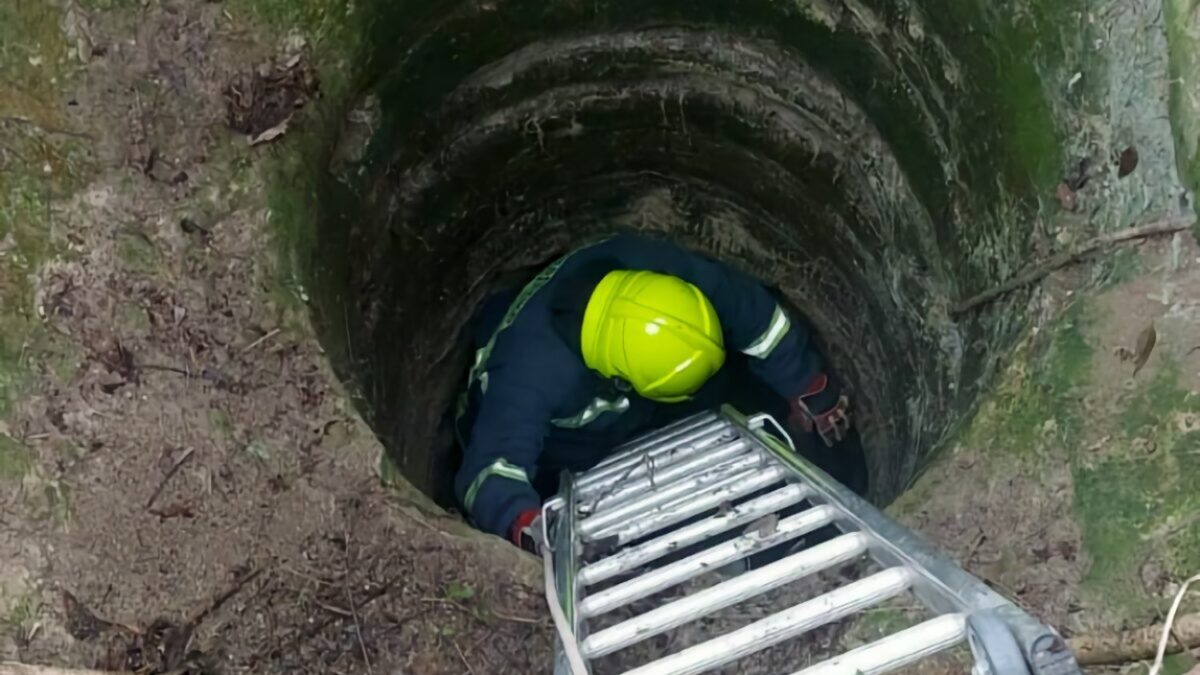 Πυροσβέστης σε επιχειρηση απεγκλωβισμού σε πηγάδι