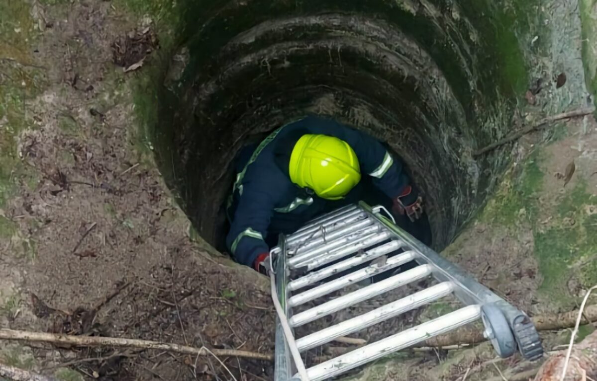 Πυροσβέστης σε επιχειρηση απεγκλωβισμού σε πηγάδι