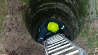 Πυροσβέστης σε επιχειρηση απεγκλωβισμού σε πηγάδι