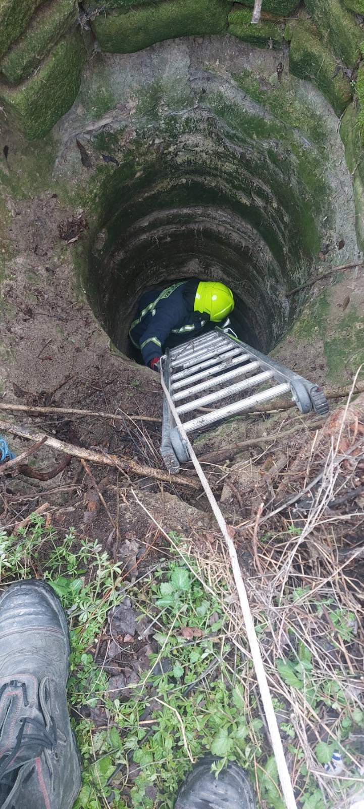 Πυροσβέστης σε επιχειρηση απεγκλωβισμού σε πηγάδι