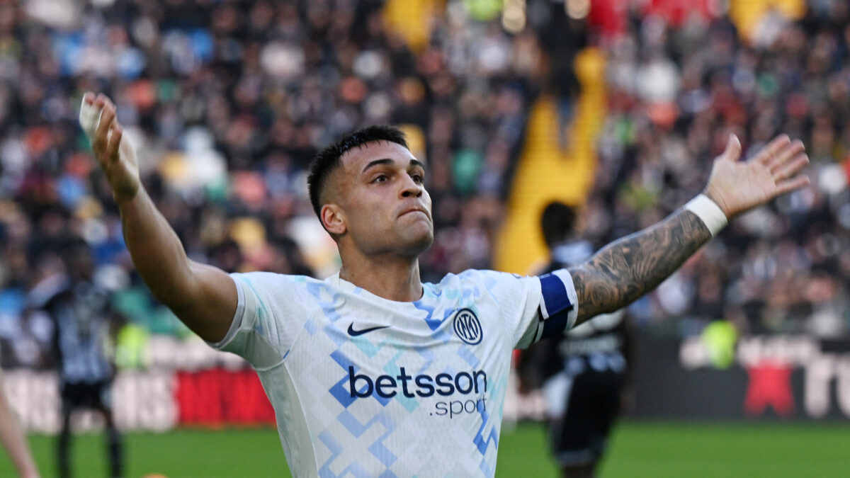 Ο Λαουτάρο Μαρτίνες πανηγυρίζει κόντρα στην Ουντινέζε