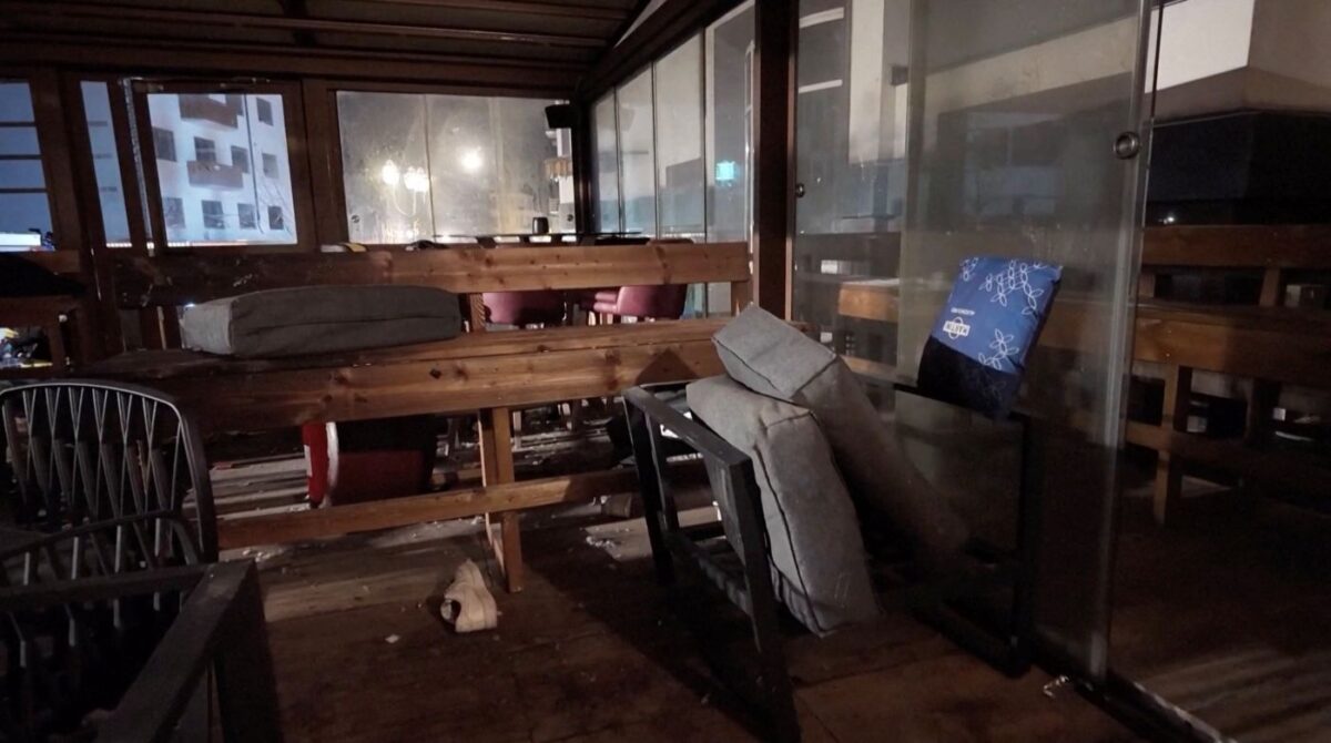 Το εσωτερικό από το μπαρ Le Constellation που πήρε φωτιά
