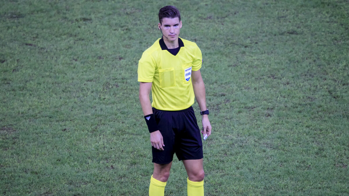 O διαιτητής Φρανσουά Λετεσιέ σε αγώνα της Super League