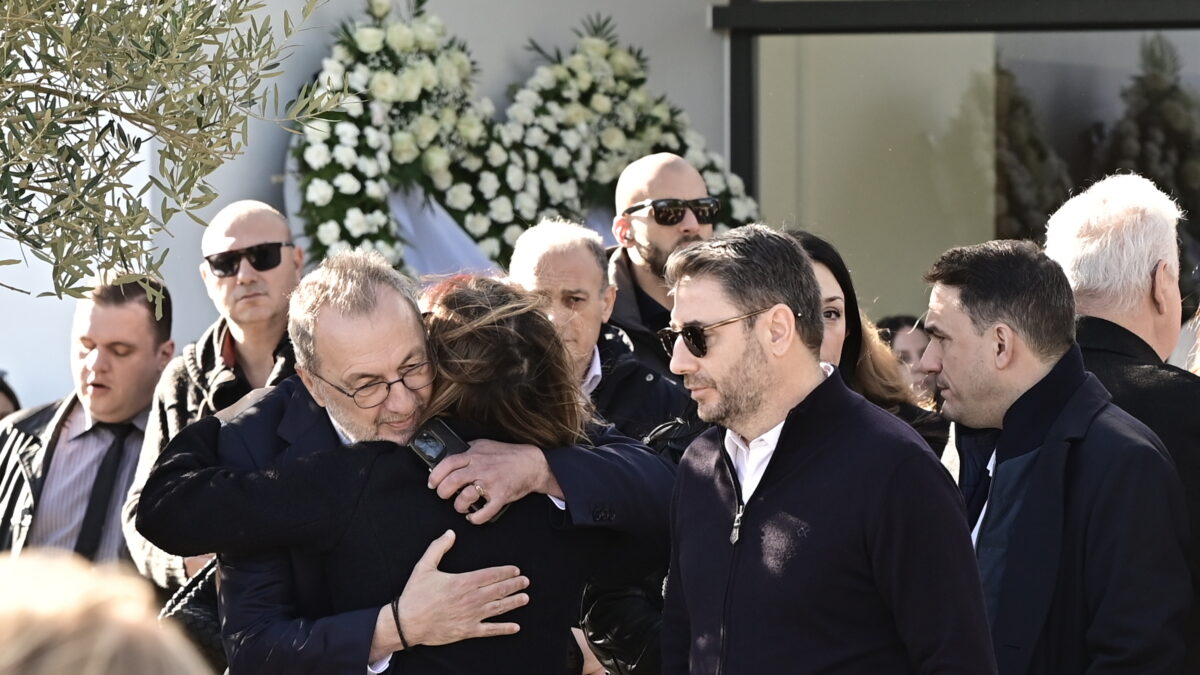 Ο Στρατής Λιαρέλλης αγκαλιάζει την σύζυγο του Γιώργου Παπαδάκη, ενώ διακρίνεται και ο Νίκος Ανδρουλάκης