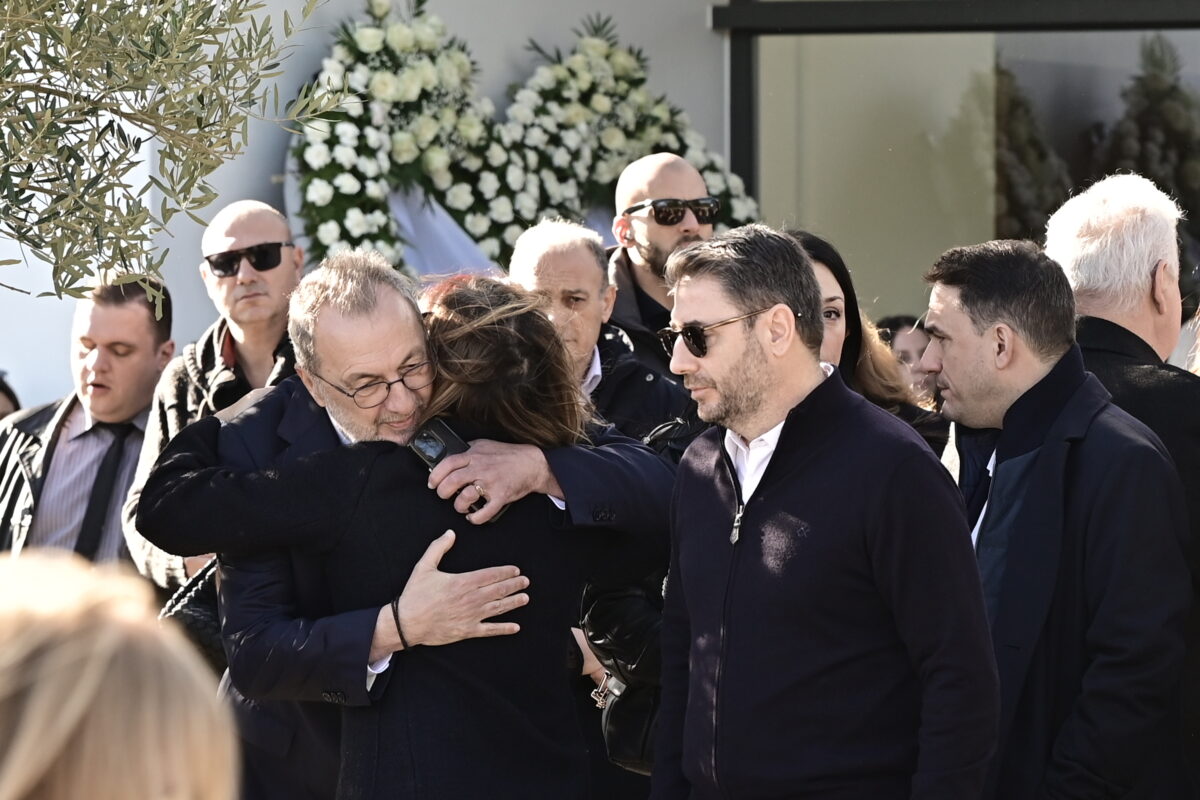 Ο Στρατής Λιαρέλλης αγκαλιάζει την σύζυγο του Γιώργου Παπαδάκη, ενώ διακρίνεται και ο Νίκος Ανδρουλάκης