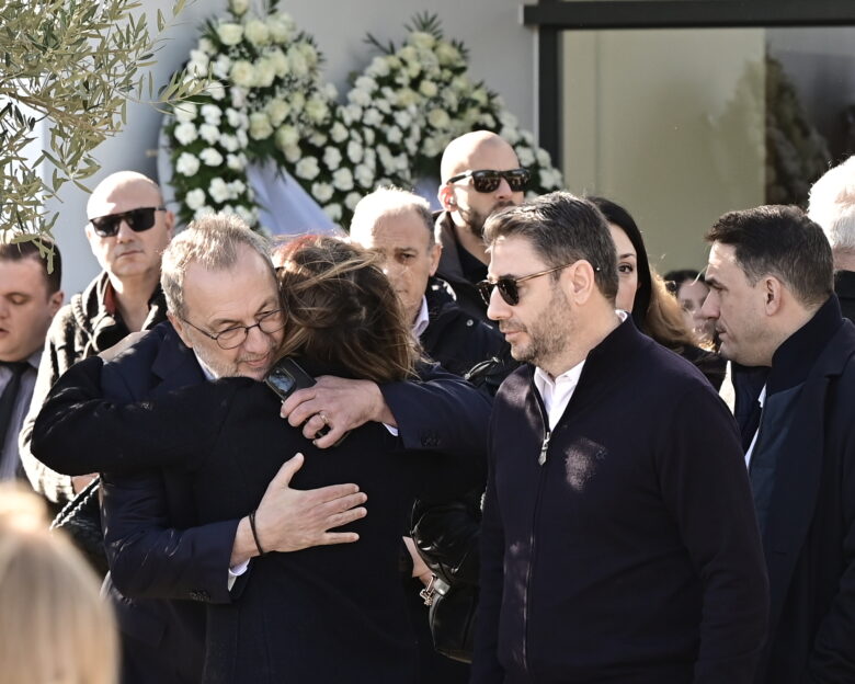 Ο Στρατής Λιαρέλλης αγκαλιάζει την σύζυγο του Γιώργου Παπαδάκη, ενώ διακρίνεται και ο Νίκος Ανδρουλάκης