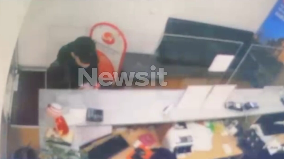 Εξαφάνιση Λόρα: Βίντεο ντοκουμέντο από τη στιγμή που η 16χρονη αγοράζει το εισιτήριο στην Ομόνοια για να φύγει στη Γερμανία